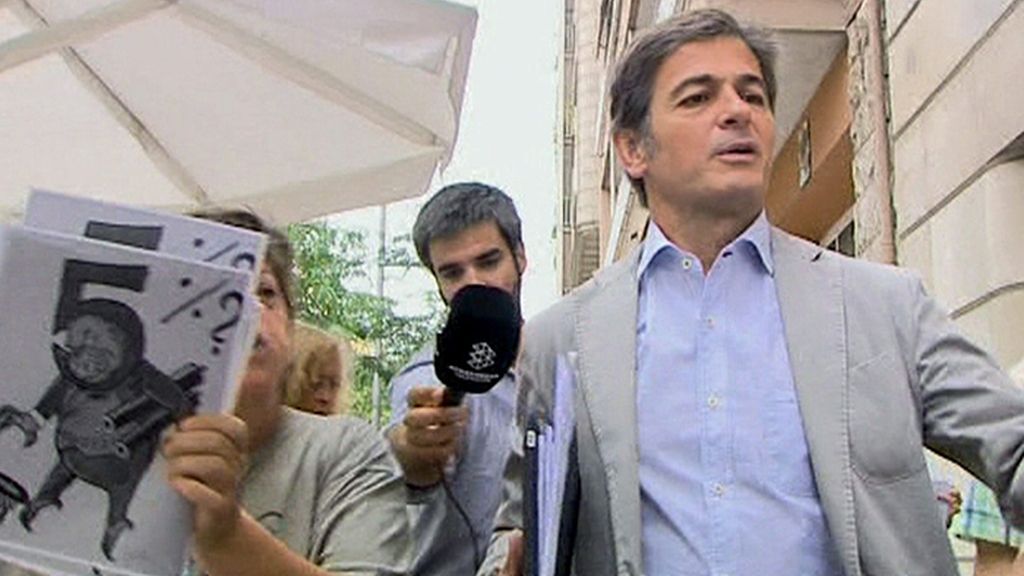 Ciudadanos abuchean a Oriol Pujol al grito de “mafioso y chorizo”