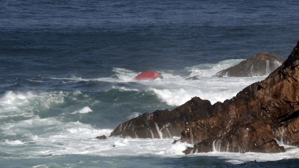 Encuentran dos cadáveres del naufragio de un arrastrero en Galicia
