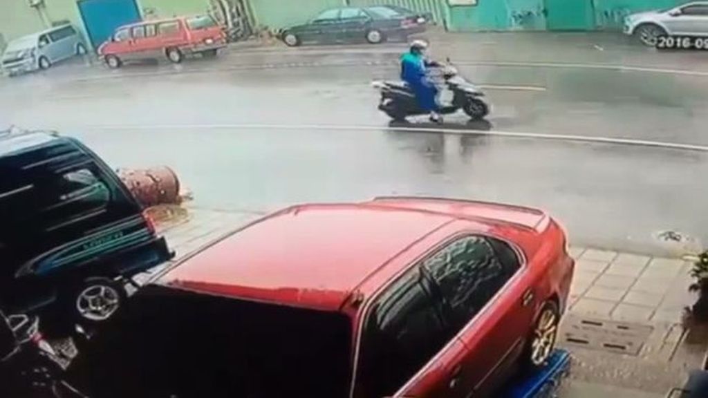 Así se salva un motorista de morir en mitad de un tifón