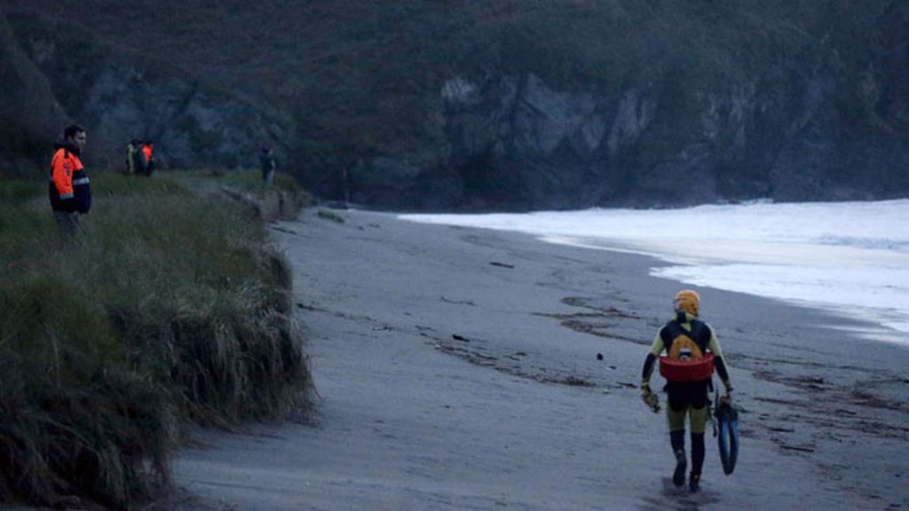 Salvamento Marítimo busca a un bebé arrastrado por un golpe de mar en Asturias
