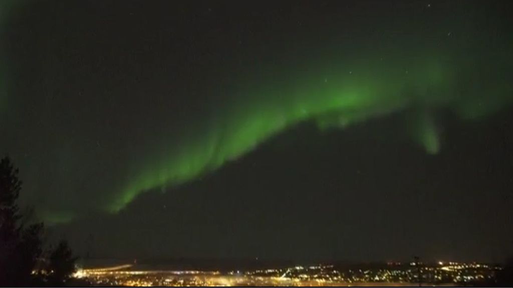 La aurora boreal 'incendia' de verde el cielo de Finlandia