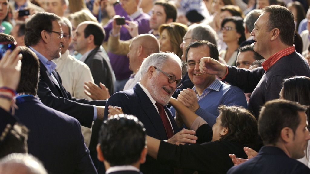 La cúpula del PP arropa a Cañete en su primer acto de campaña electoral