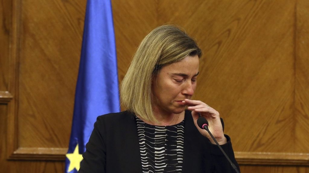 Mogherini no puede reprimir las lágrimas al condenar los atentados de Bruselas