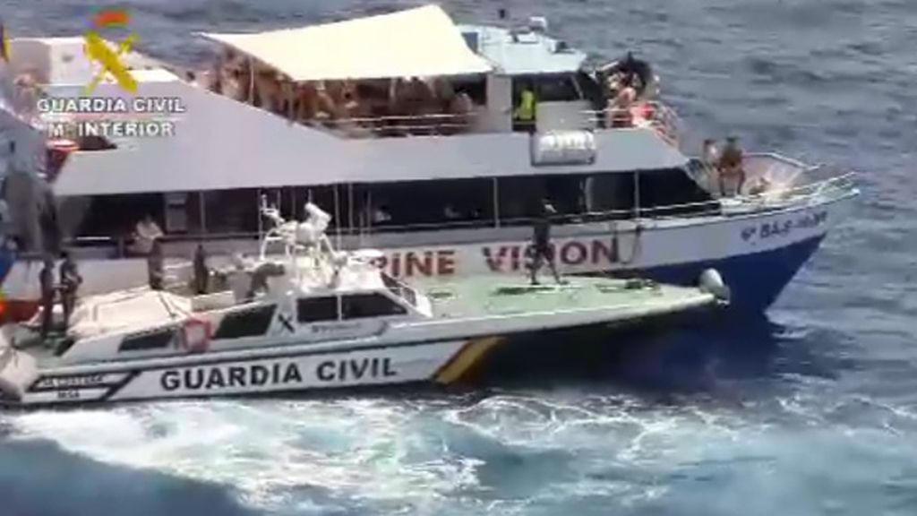 La Guardia Civil ya inspecciona en alta mar las 'party boats' de las Islas Baleares