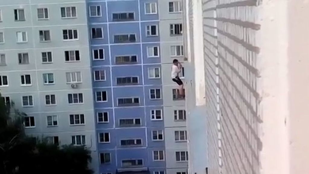 El ‘Romeo ruso’ se juega la vida para sorprender a su amada y ella ni se inmuta