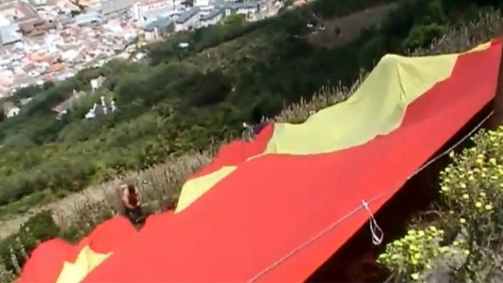 Vox despliega en Gibraltar una bandera de España de tamaño gigante