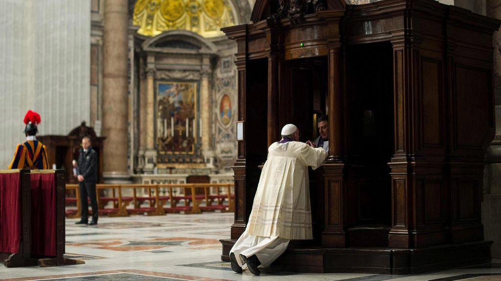 El papa se confiesa en público en la Basílica de San Pedro volviendo a sorprender