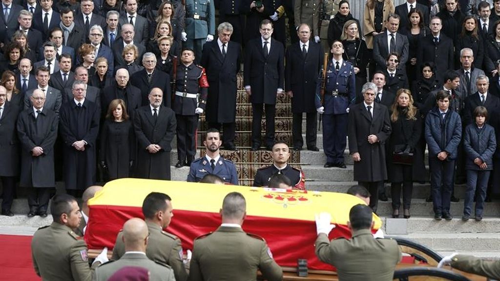 Honores militares para despedir a Adolfo Suárez frente al Congreso