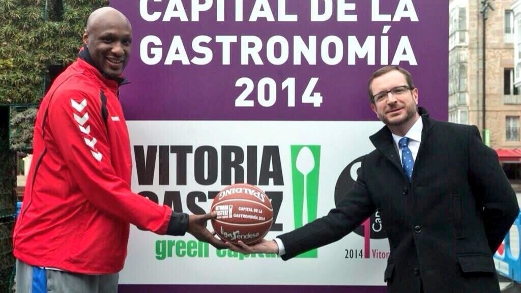 Lamar Odom desata la locura en Vitoria