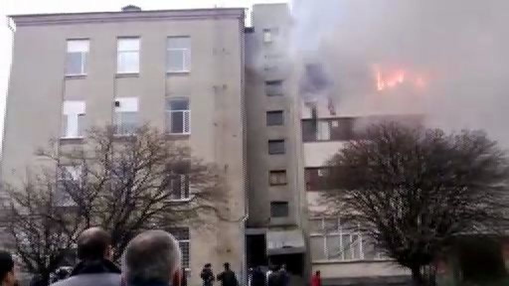 Caen al vacío acorralados en un edificio en llamas en Ucrania