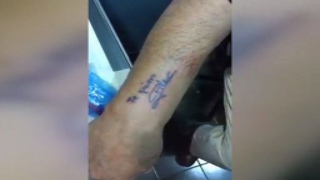 Un anciano encoge el corazón a todos con su tatuaje