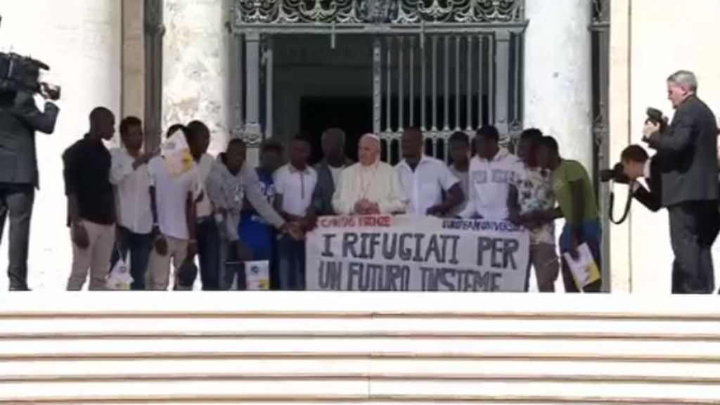 El Papa Francisco rompe el protocolo e invita a refugiados a ver de cerca su audiencia