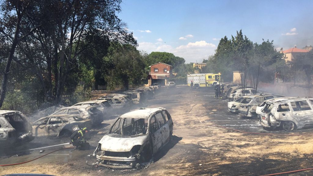 Un incendio quema 32 coches en un aparcamiento en Paracuellos del Jarama