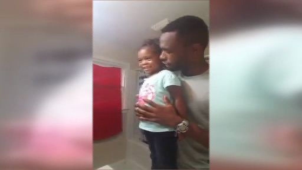 Así motiva un padre a su hija en su primer día de colegio