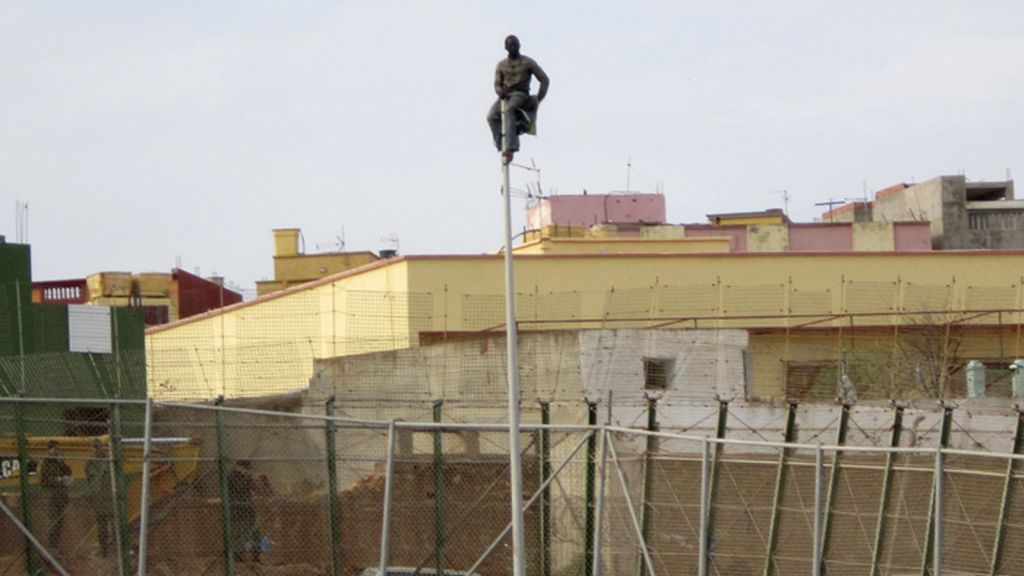 Un inmigrante se encarama siete horas en lo alto de una farola en Melilla