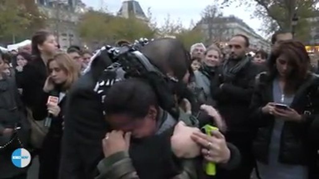 Un musulmán abraza a familiares y conocidos de las víctimas de los ataques de París