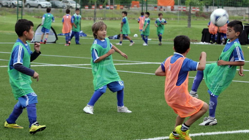 EEUU prohibirá a los niños menores de 10 años cabecear el balón de fútbol