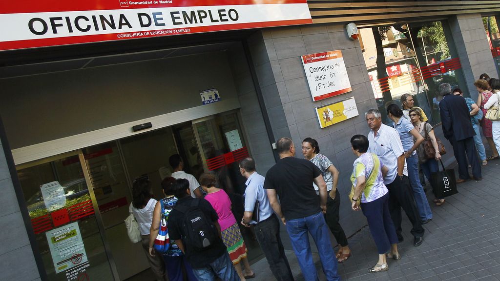 El paro baja en 29.841 personas en julio