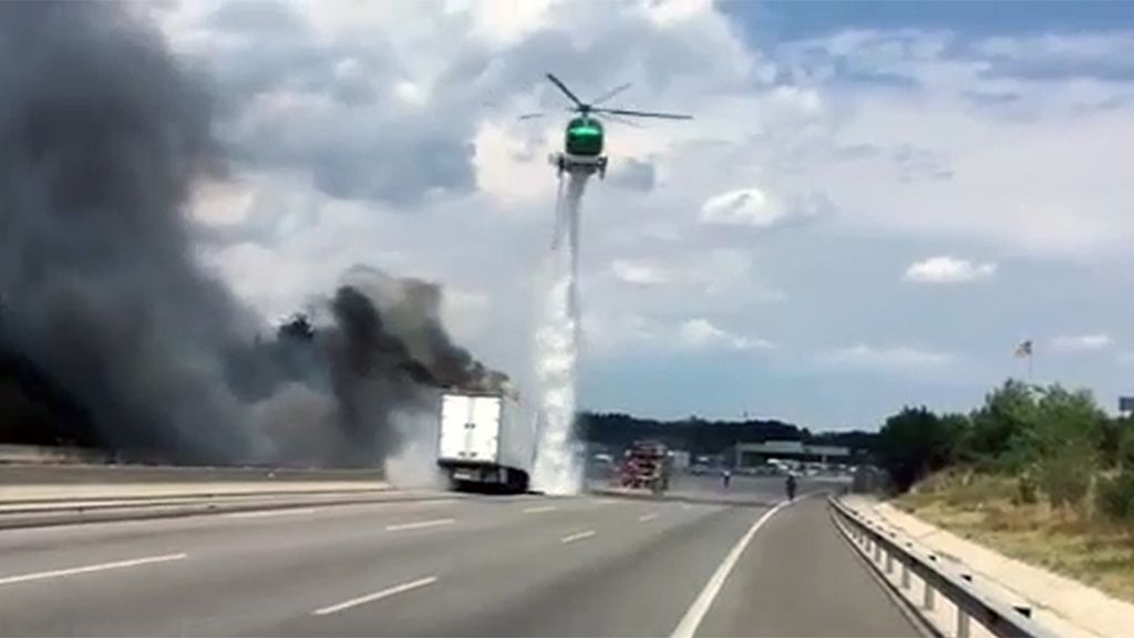 Un camión en llamas obliga a cerrar todos los carriles de la AP-7 a la altura de Salt