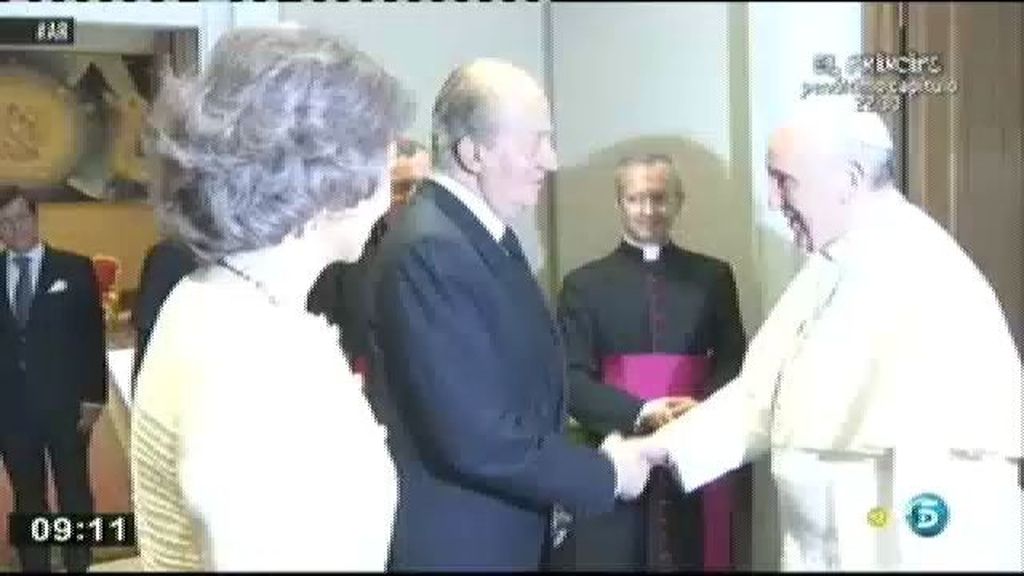 Francisco I recibe por primera vez en El Vaticano a los Reyes de España