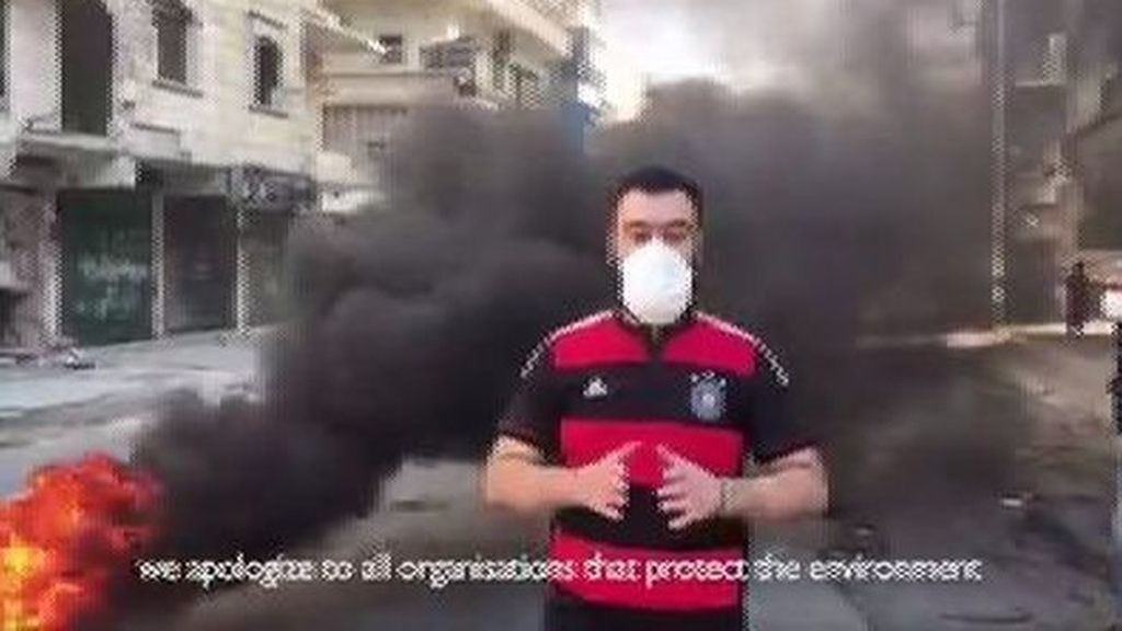 La disculpa de un sirio por quemar ruedas para protegerse de los ataques