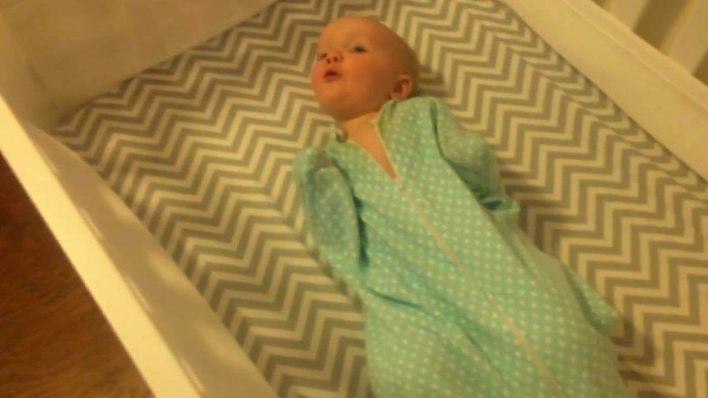 La tierna reacción de un bebé al ver a su gato