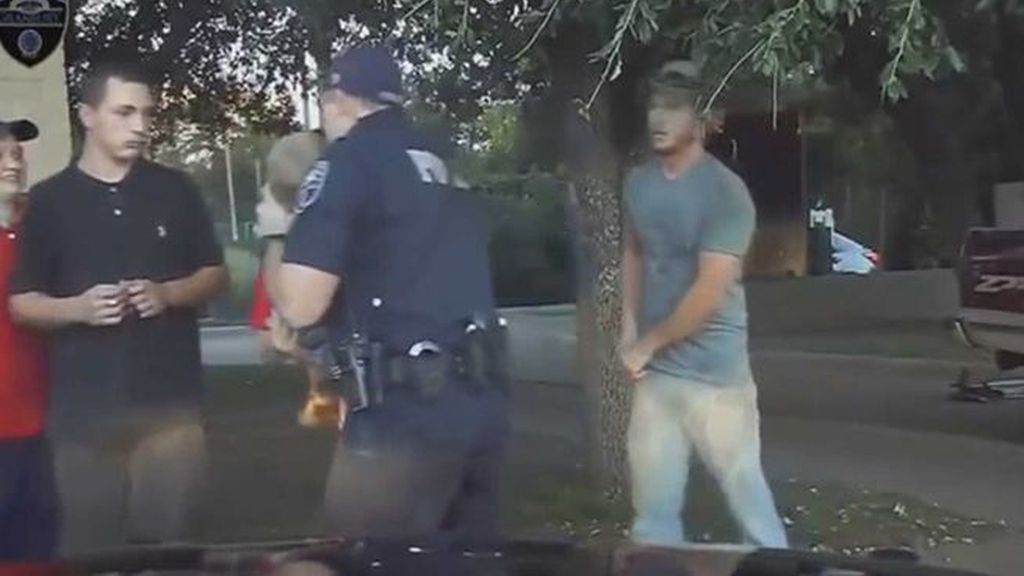 Un policía de Texas salva la vida a un niño que había dejado de respirar