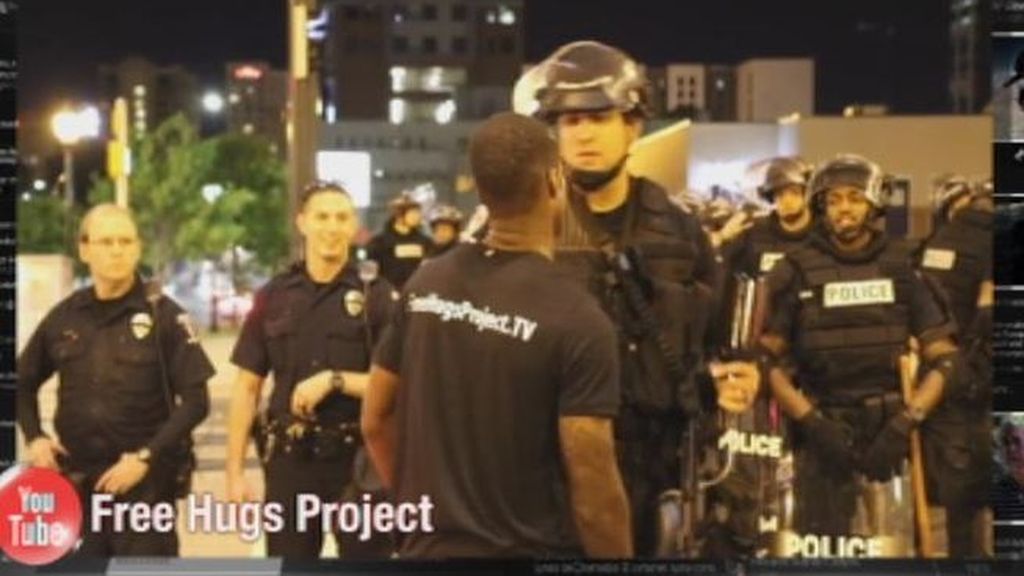 #HoyEnLaRed: un manifestante ofrece abrazos gratis a la policía de Charlotte