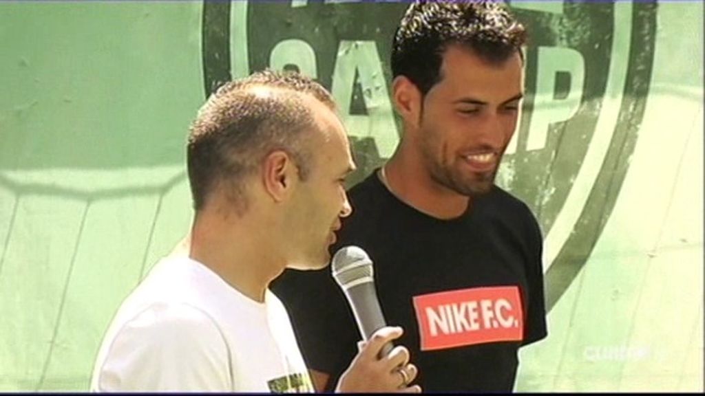 Un niño a Iniesta: "¿Te retirarás en el Betis?"