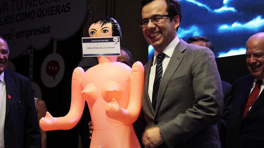 Una muñeca hinchable, el polémico regalo al ministro de Economía de Chile