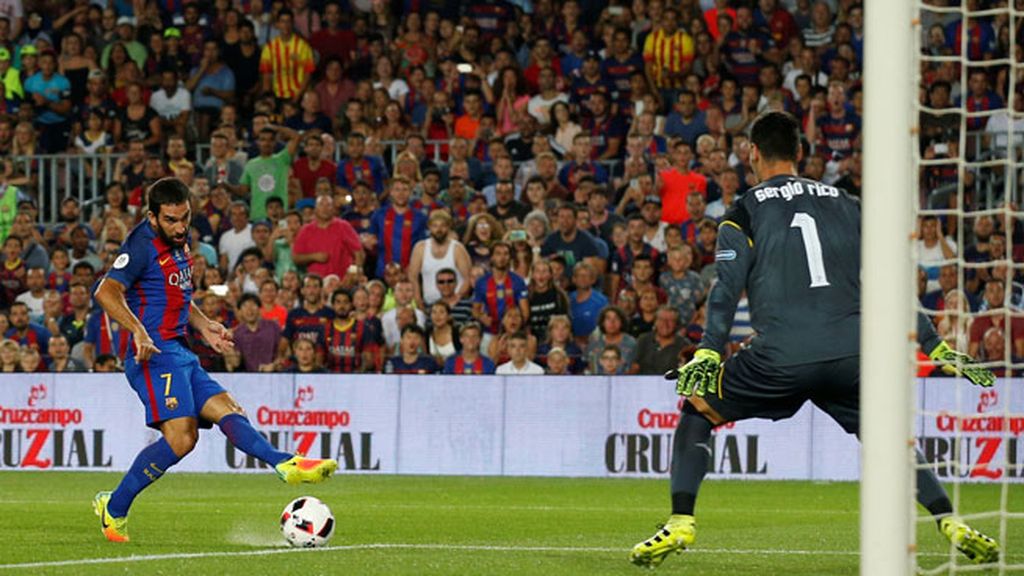 Gran pase de Messi para que Arda Turan haga el primero del partido (1-0)