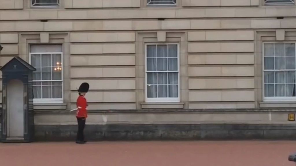 Un guardia del Palacio de Buckingham sorprende a los turistas con sus bailes