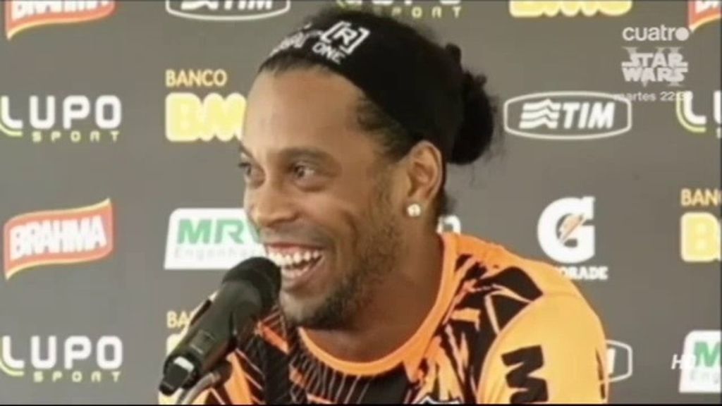 ¿De qué se ríe Ronaldinho?