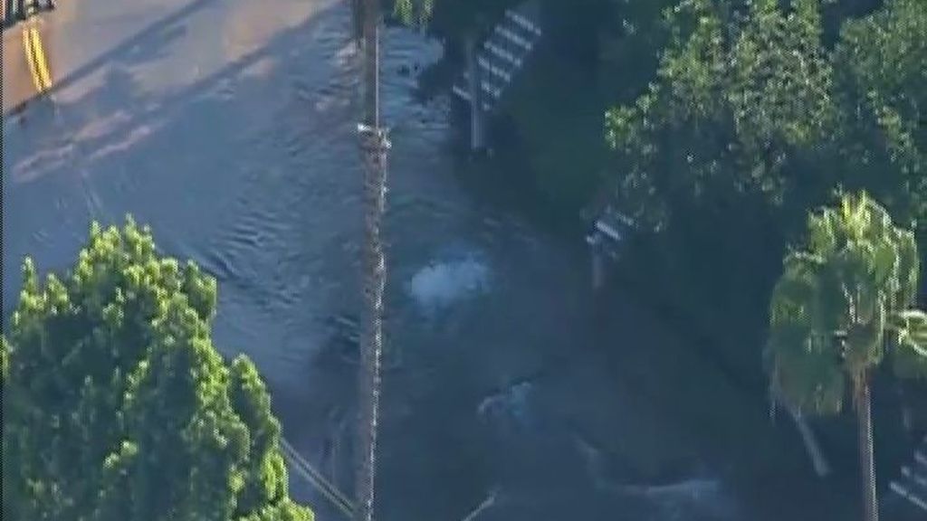 El agua inunda las calles de San Diego tras la rotura de una tubería