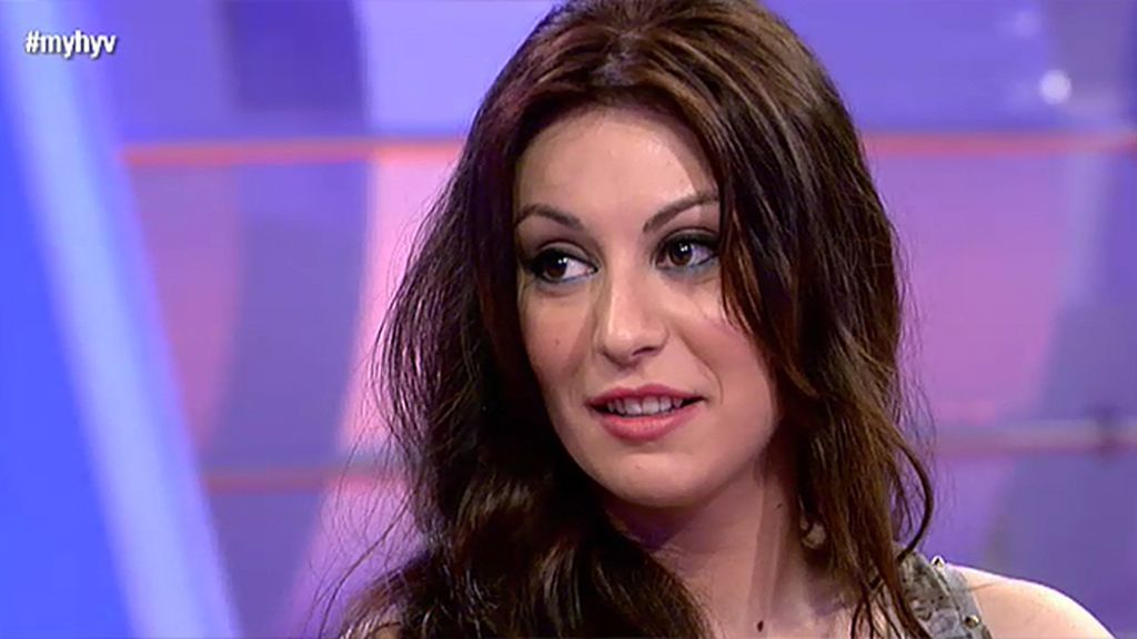 Marta, con una tortilla y unos espárragos