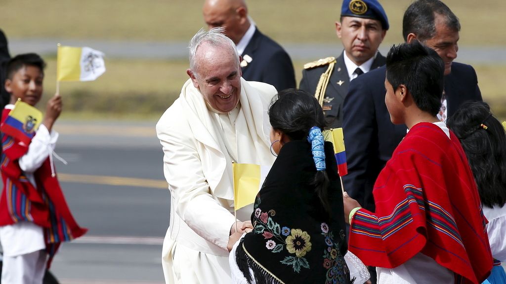 El Papa recibido entre gritos entusiastas mezclados con proclamas contra Correa