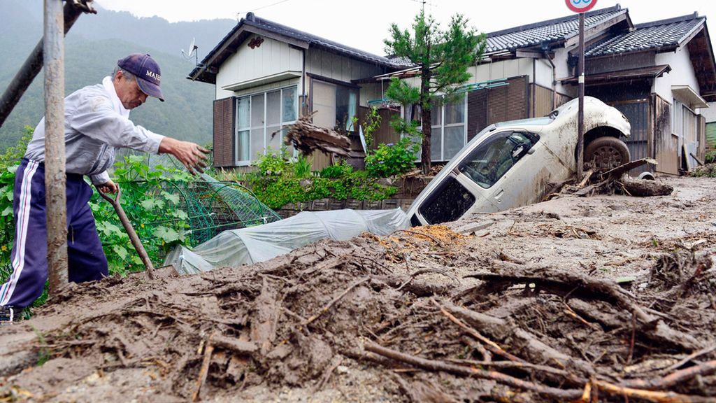 Espectacular corrimiento de tierras en directo por el tifón Neoguri