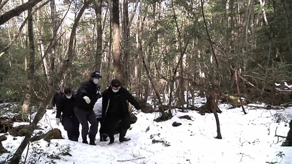 El equipo de ‘Cuarto Milenio’ presencia la recogida de un cadáver en el Monte Fuji