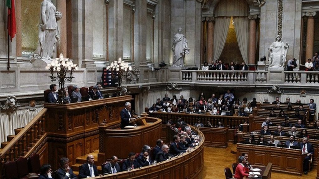La izquierda 'tumba' el Gobierno conservador de Passos Coelho en Portugal