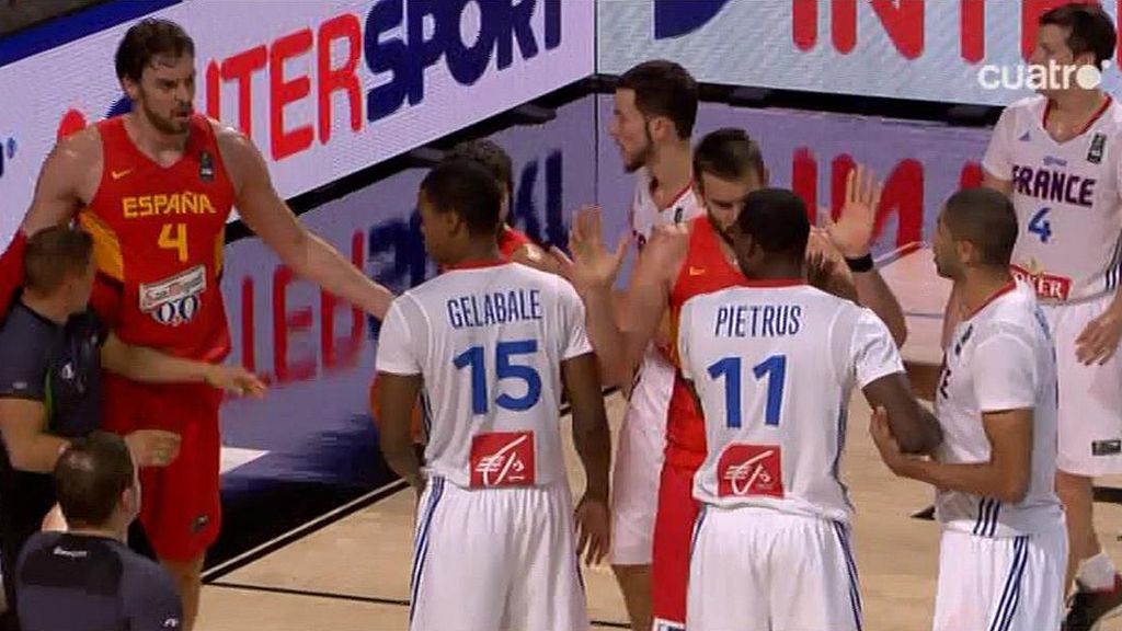 Florent Pietrus monta una pelea, Llul acaba por los suelos y el juego se detiene