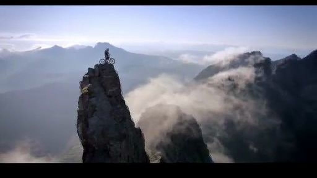Espectacular descenso en bicicleta de una montaña
