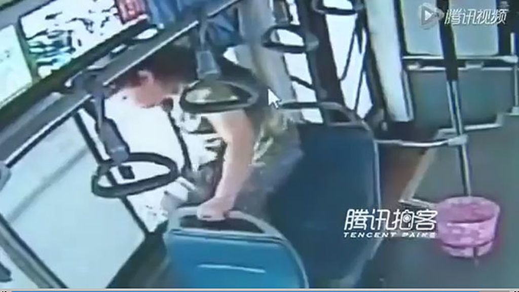 Una mujer se pasa la parada y decide salir del autobús por la ventanilla