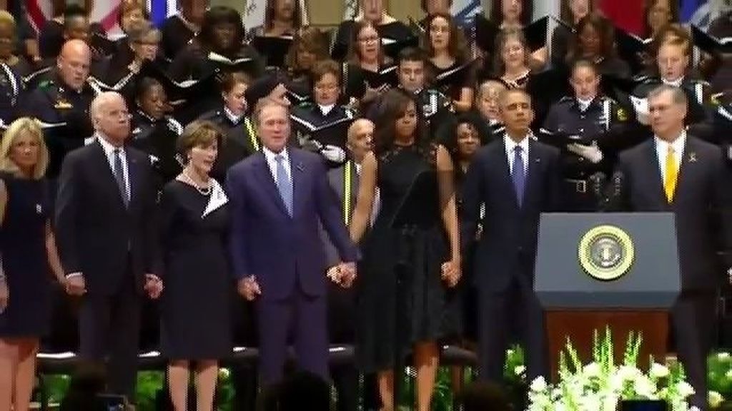 Bush se marca un bailecito durante el homenaje a las víctimas de Dallas