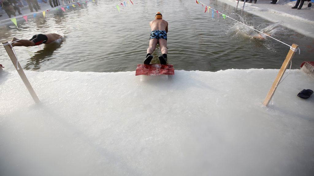 La natación sobre hielo, algo normal en la localidad china de Harbin