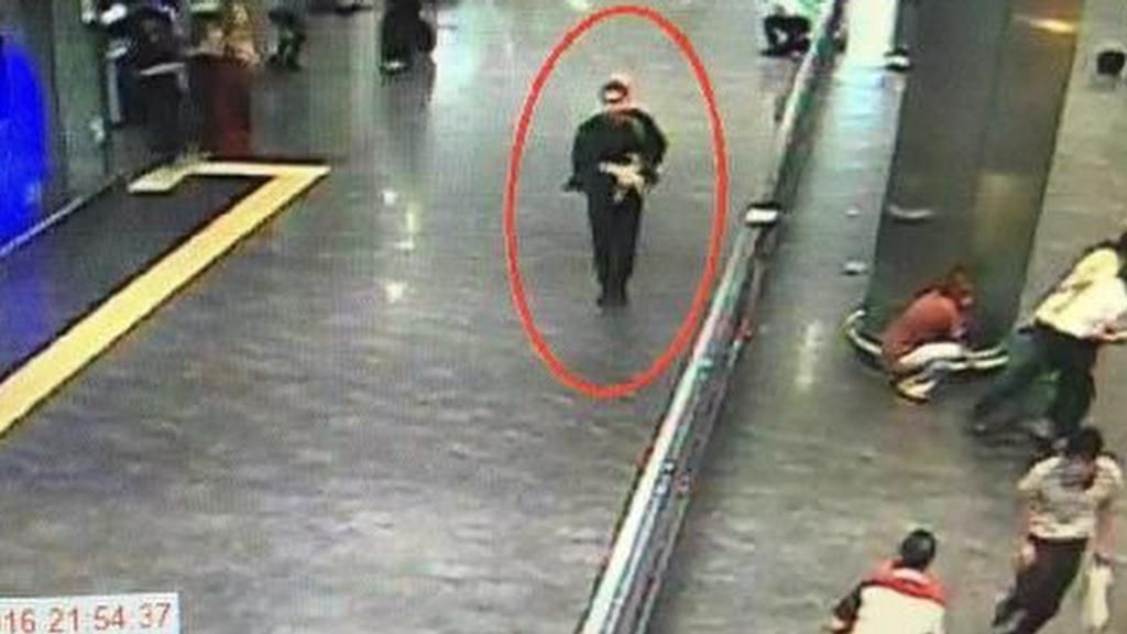 Nuevas imágenes del interior del aeropuerto de Estambul durante el atentado
