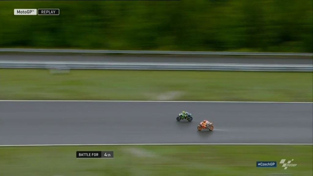 La Yamaha de Rossi pulveriza y adelanta con pasmosa facilidad a la Honda de Márquez