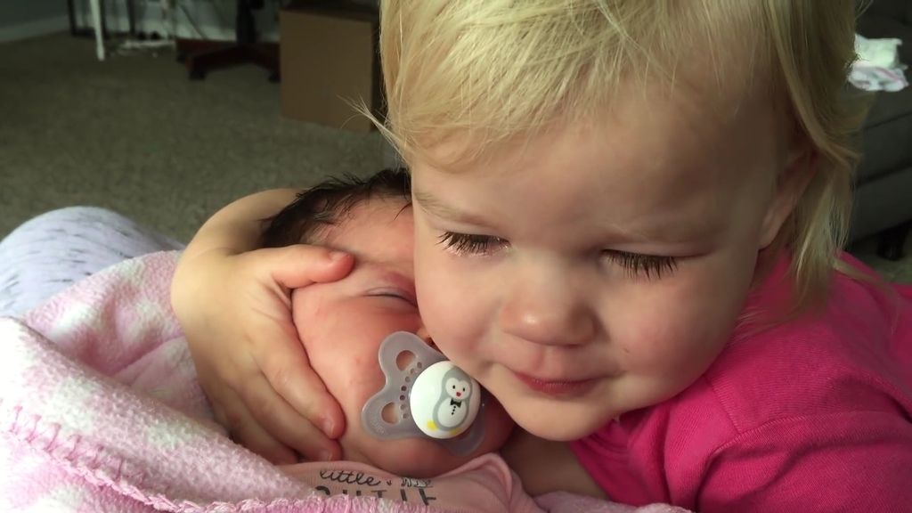 La conmovedora forma de calmar la rabieta de una niña de dos años se hace viral