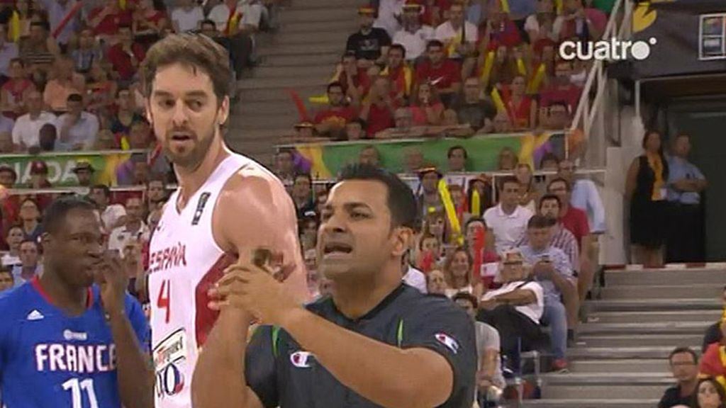 Los árbitros perdonan una clara falta antideportiva a Pau Gasol Los árbitros perdonan una clara falta antideportiva a Pau Gasol