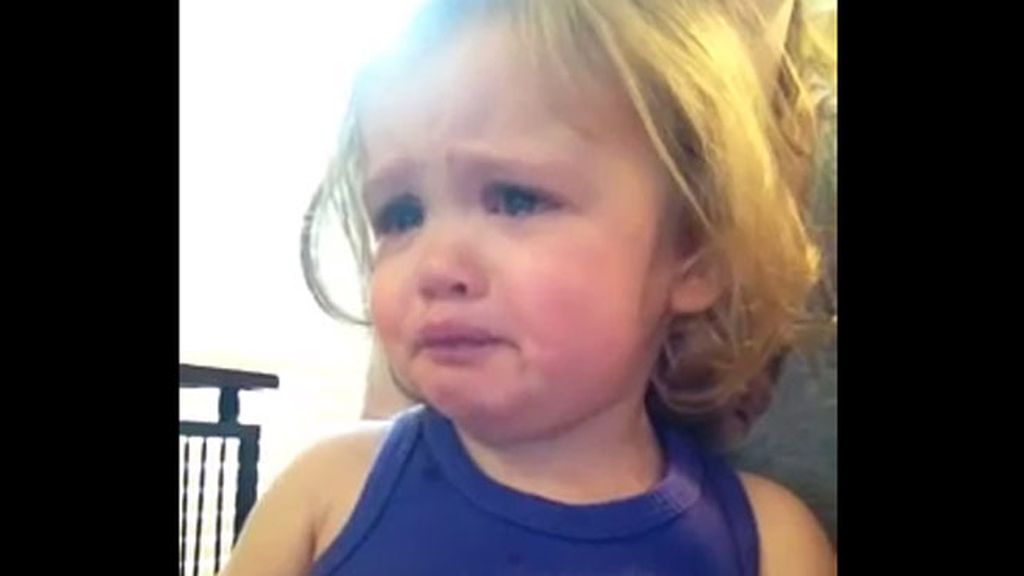 Las lágrimas de una niña al escuchar la canción del vídeo de boda de sus padres