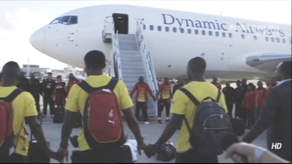 Los jugadores de Ghana se ponen a rezar nada más bajarse del avión en Brasil